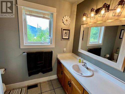 185 Donnellys Road, Nakusp, BC - Indoor Photo Showing Bathroom