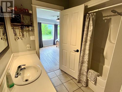 185 Donnellys Road, Nakusp, BC - Indoor Photo Showing Bathroom