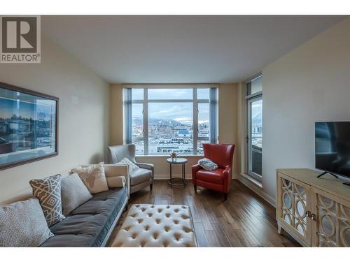 75 Martin Street Unit# 806, Penticton, BC - Indoor Photo Showing Living Room