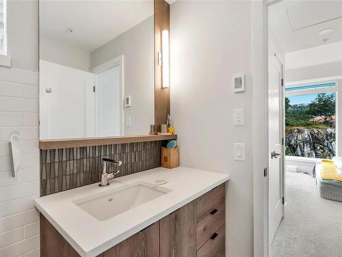 301-950 Whirlaway Cres, Langford, BC - Indoor Photo Showing Bathroom