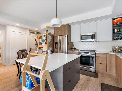 301-950 Whirlaway Cres, Langford, BC - Indoor Photo Showing Kitchen With Stainless Steel Kitchen With Upgraded Kitchen