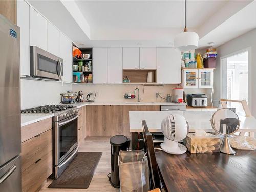 301-950 Whirlaway Cres, Langford, BC - Indoor Photo Showing Kitchen With Stainless Steel Kitchen With Upgraded Kitchen