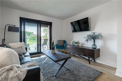 3470 North Shore Drive, Ridgeway, ON - Indoor Photo Showing Living Room