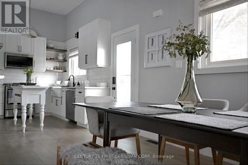 44 Elizabeth Crescent, Belleville, ON - Indoor Photo Showing Kitchen With Upgraded Kitchen