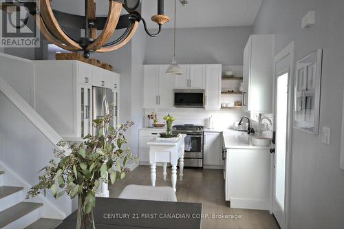 44 Elizabeth Crescent, Belleville, ON - Indoor Photo Showing Kitchen