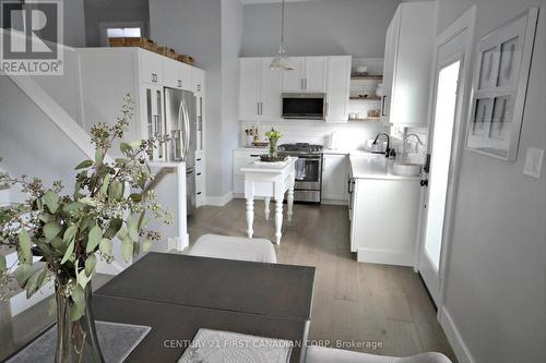 44 Elizabeth Crescent, Belleville, ON - Indoor Photo Showing Kitchen With Upgraded Kitchen