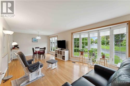 2240 Fife Crescent, Ottawa, ON - Indoor Photo Showing Living Room