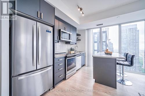 4002 - 50 Wellesley Street E, Toronto, ON - Indoor Photo Showing Kitchen With Upgraded Kitchen
