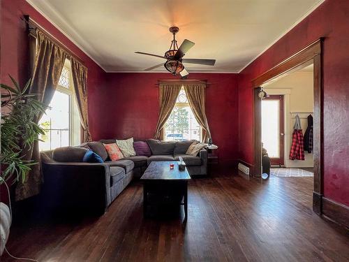 140 Second Avenue, Reston, MB - Indoor Photo Showing Living Room