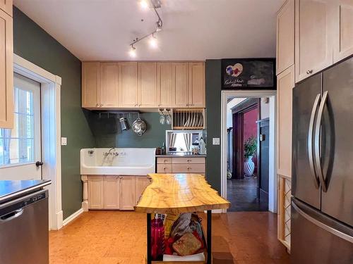 140 Second Avenue, Reston, MB - Indoor Photo Showing Kitchen