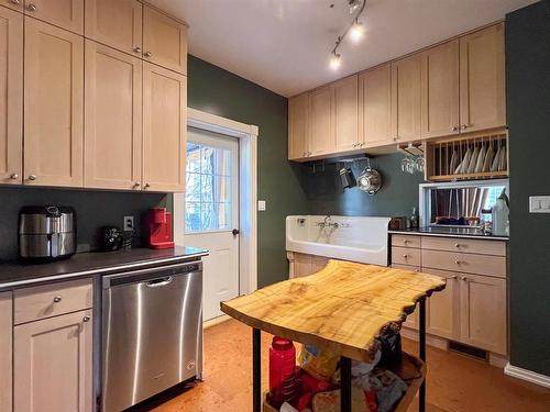 140 Second Avenue, Reston, MB - Indoor Photo Showing Kitchen