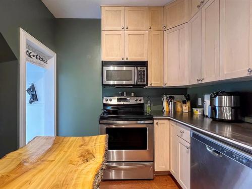 140 Second Avenue, Reston, MB - Indoor Photo Showing Kitchen