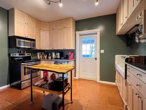 140 Second Avenue, Reston, MB - Indoor Photo Showing Kitchen