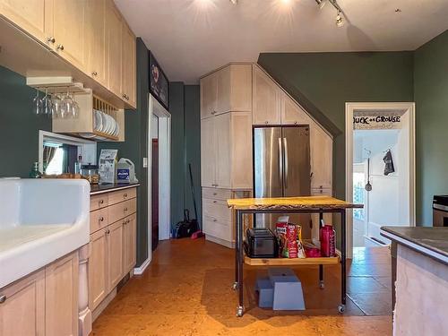 140 Second Avenue, Reston, MB - Indoor Photo Showing Kitchen