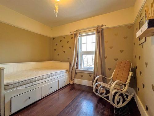 140 Second Avenue, Reston, MB - Indoor Photo Showing Bedroom