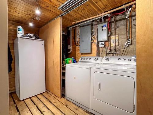 140 Second Avenue, Reston, MB - Indoor Photo Showing Laundry Room