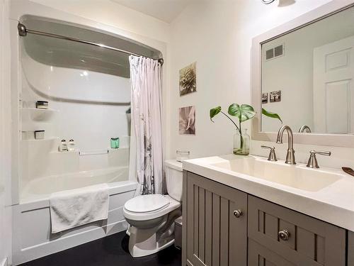 140 Second Avenue, Reston, MB - Indoor Photo Showing Bathroom