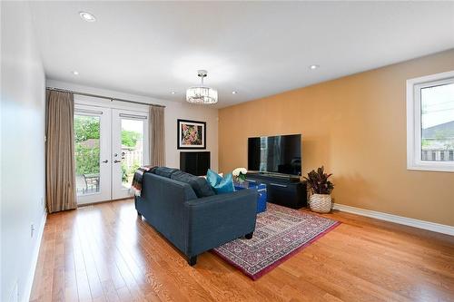 28 Woodburn Avenue, St. Catharines, ON - Indoor Photo Showing Living Room