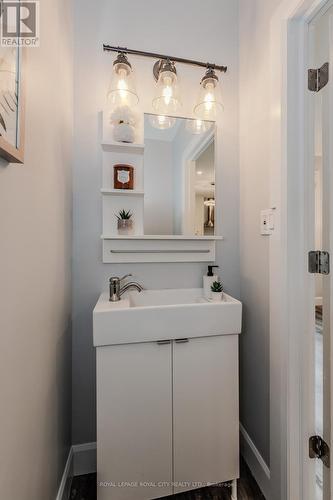 62 Henry Street, Cambridge, ON - Indoor Photo Showing Bathroom