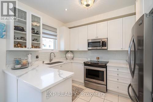 236 Johnson Drive, Shelburne, ON - Indoor Photo Showing Kitchen With Double Sink With Upgraded Kitchen