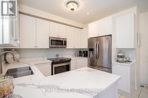 236 Johnson Drive, Shelburne, ON - Indoor Photo Showing Kitchen With Stainless Steel Kitchen With Double Sink With Upgraded Kitchen