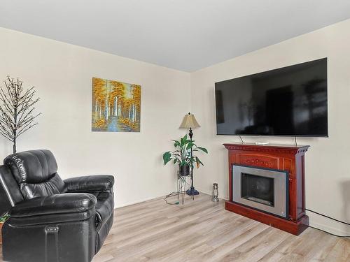 Salon - 554 Rue Madeleine, Salaberry-De-Valleyfield, QC - Indoor Photo Showing Living Room With Fireplace