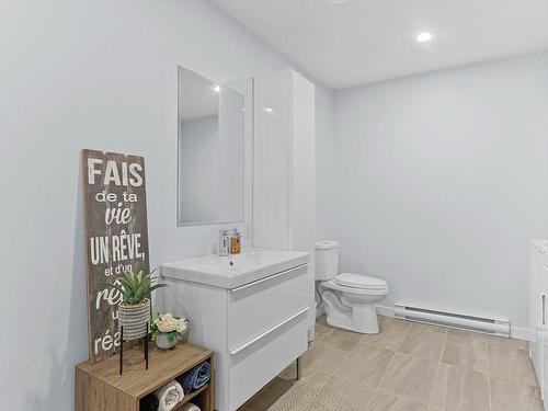 Salle de bains - 554 Rue Madeleine, Salaberry-De-Valleyfield, QC - Indoor Photo Showing Bathroom