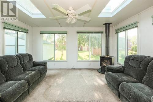 330 Mayfair Avenue, Lasalle, ON - Indoor Photo Showing Living Room