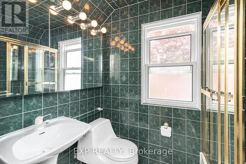 47 Ipswich Road, Hamilton, ON - Indoor Photo Showing Bathroom