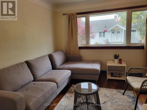 54 Anger Street, Chatham-Kent, ON - Indoor Photo Showing Living Room