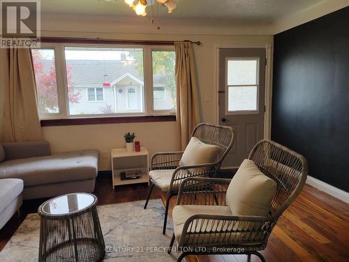 54 Anger Street, Chatham-Kent, ON - Indoor Photo Showing Living Room