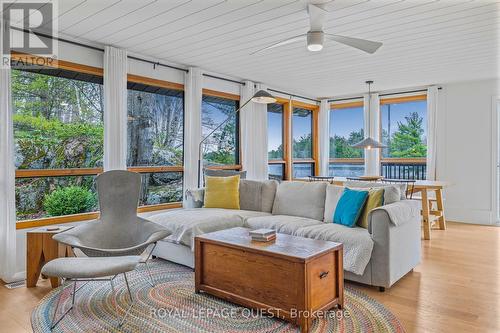 1010 Sanderson Road, Gravenhurst, ON - Indoor Photo Showing Living Room