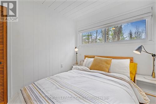 1010 Sanderson Road, Gravenhurst, ON - Indoor Photo Showing Bedroom