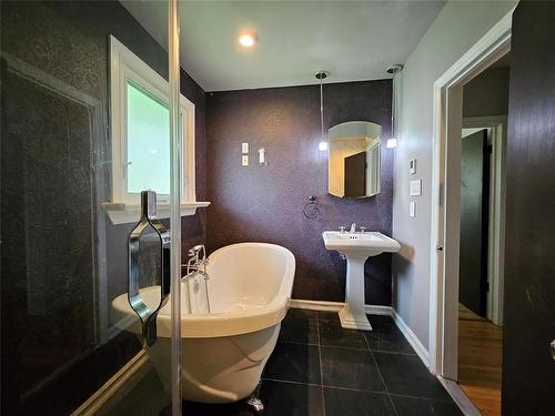 664 Prince Rupert Avenue, Winnipeg, MB - Indoor Photo Showing Bathroom