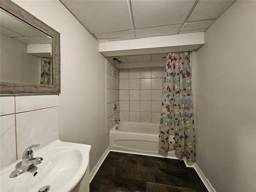 664 Prince Rupert Avenue, Winnipeg, MB - Indoor Photo Showing Bathroom