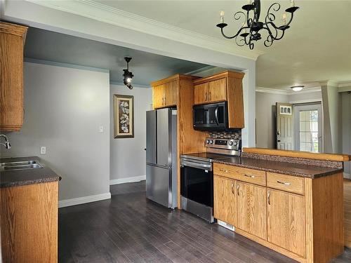 664 Prince Rupert Avenue, Winnipeg, MB - Indoor Photo Showing Kitchen With Double Sink