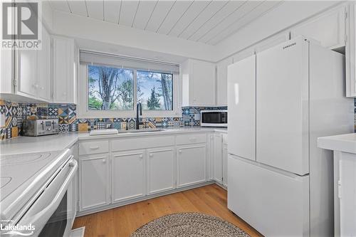 1010 Sanderson Road, Gravenhurst, ON - Indoor Photo Showing Kitchen