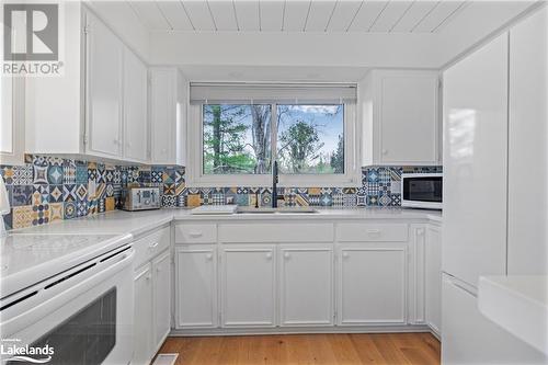 1010 Sanderson Road, Gravenhurst, ON - Indoor Photo Showing Kitchen