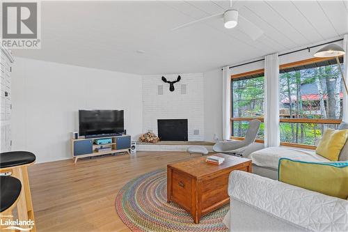 1010 Sanderson Road, Gravenhurst, ON - Indoor Photo Showing Living Room