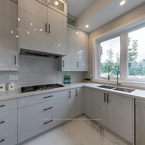 115 Rankin'S Cres, Blue Mountains, ON - Indoor Photo Showing Kitchen With Double Sink With Upgraded Kitchen