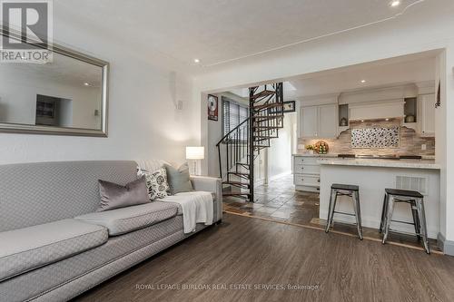 1041 Plains View Avenue, Burlington, ON - Indoor Photo Showing Living Room