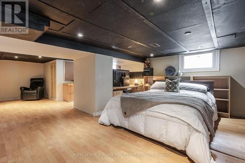 1041 Plains View Avenue, Burlington, ON - Indoor Photo Showing Bedroom