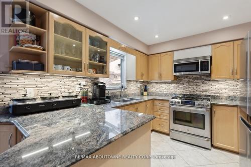 5687 Goldenbrook Drive, Mississauga, ON - Indoor Photo Showing Kitchen With Double Sink With Upgraded Kitchen