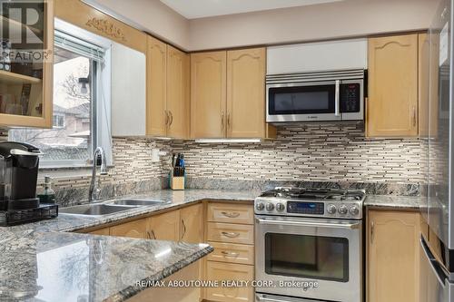 5687 Goldenbrook Drive, Mississauga, ON - Indoor Photo Showing Kitchen With Double Sink With Upgraded Kitchen