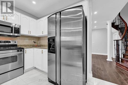 7249 Gagliano Drive, Mississauga, ON - Indoor Photo Showing Kitchen With Stainless Steel Kitchen