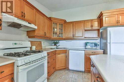 692 Alanbrook Street, London, ON - Indoor Photo Showing Kitchen With Double Sink