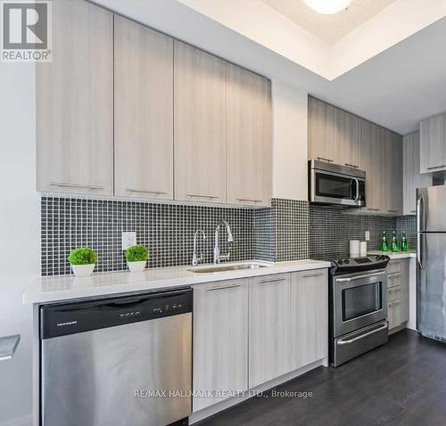 606 - 540 Bur Oak Avenue, Markham, ON - Indoor Photo Showing Kitchen With Upgraded Kitchen