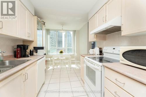 1709 - 156 Enfield Place, Mississauga, ON - Indoor Photo Showing Kitchen
