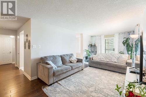 1709 - 156 Enfield Place, Mississauga, ON - Indoor Photo Showing Living Room