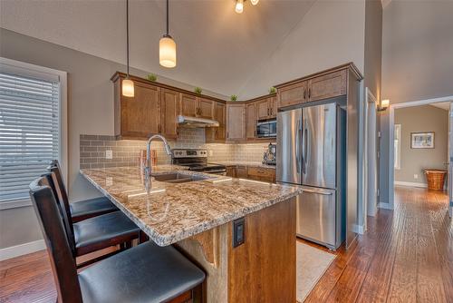 438-6973 Terazona Drive, Kelowna, BC - Indoor Photo Showing Kitchen With Double Sink With Upgraded Kitchen